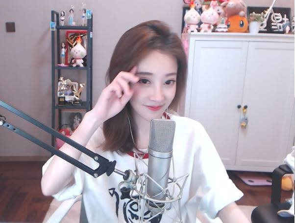 Cụ thể khi đang giao lưu cùng người hâm mộ, nữ streamer đột ngột ngất xỉu ngay trên sóng khiến ai nấy vô cùng lo lắng cho sức khỏe của cô nàng. Ngay sau sự cố, đại diện của Phùng Đề Mạc đã nhanh chóng thông báo rằng nữ streamer chỉ bị huyết áp thấp, dẫn đến sự cố ngoài ý muốn này.