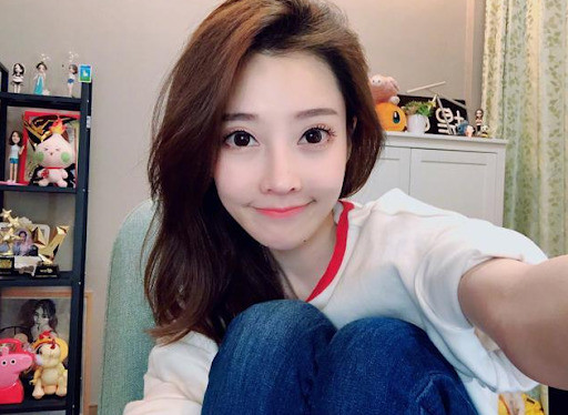 Cư dân mạng còn bất ngờ hơn nữa khi biết rằng Phùng Đề Mạc chỉ được ngủ ba tiếng/ ngày do lịch trình làm việc dày đặc. Tính đến nay, nữ streamer nổi tiếng Trung Quốc đã có khoảng 20 triệu người hâm mộ trên Douyu. Trước khi dấn thân nghiệp streamer, cô nàng đa tài này từng là một giảng viên đại học.