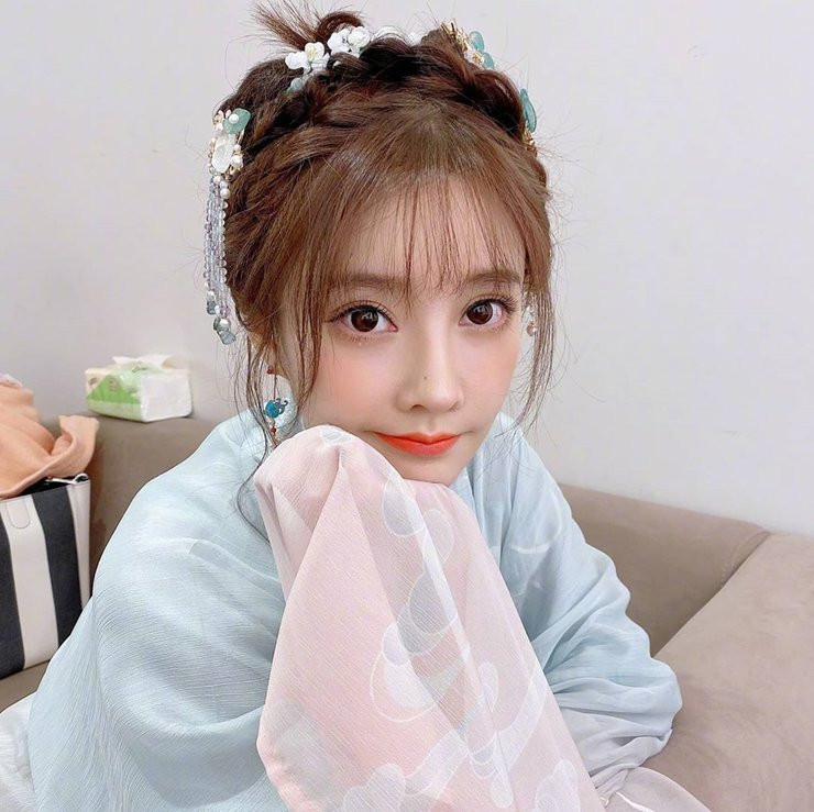 Nhờ đó, cô nàng ngày càng tiếng tăm và lọt vào ''mắt xanh'' của nhiều nhà phát hành, nhãn hiệu lớn. Bên cạnh đó, Phùng Đề Mạc liên tục tham gia vào các sự kiện hay chương trình truyền hình và bất cứ nơi nào có sự xuất hiện của nữ streamer này thì lượng rating đều tăng lên đáng kể.