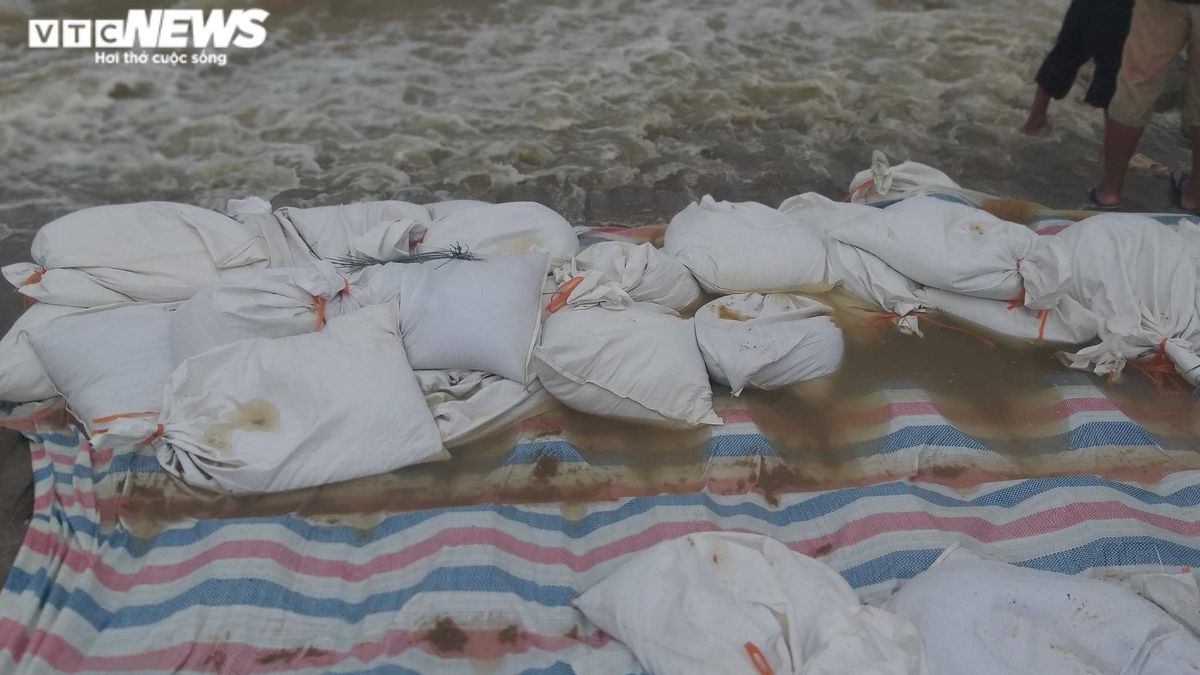 Hàng trăm bao cát được tập kết tại các tuyến kè bị sụt lún nặng. Các chuyên gia khí tượng nhận định bão số 9 là cơn bão mạnh nhất từ đầu năm, sẽ đi vào đất liền trong 48 giờ tới, gây tổ hợp liên hoàn các hệ quả cho miền Trung.