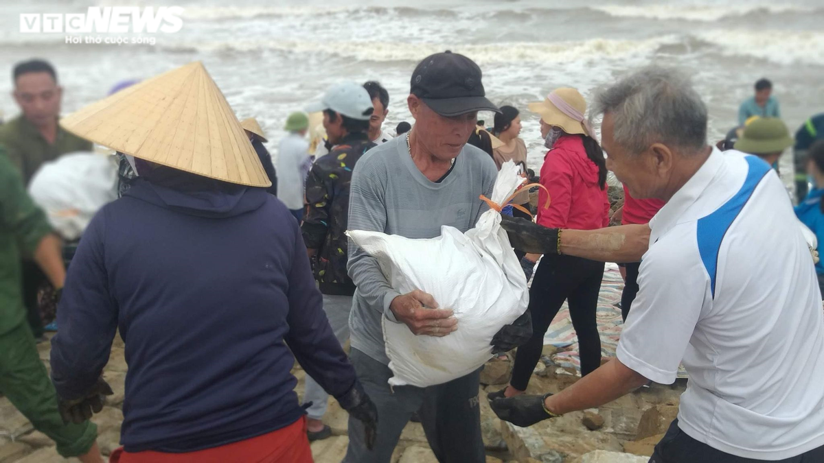 Ủy ban Nhân dân tỉnh Hà Tĩnh ra công điện khẩn về việc đẩy nhanh khắc phục hậu quả của mưa lũ, tập trung ứng phó với diễn biến thời tiết nguy hiểm trên địa bàn.