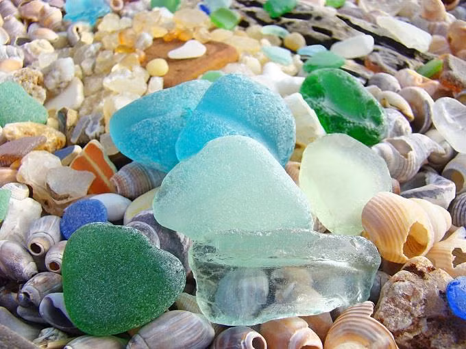 Theo thời gian những con sóng đại dương không ngừng vỗ bờ, sóng đã làm mòn nhẵn các mảnh thủy tinh, biến chúng thành những viên sỏi, cát biển thủy tinh mịn nhiều màu sắc. Từ đó, bãi biển mang tên Glass Beach, thu hút đông đảo du khách khắp nơi đến chiêm ngưỡng.