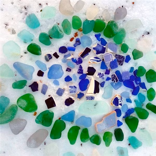 Những mảnh thủy tinh đã được bào mòn nhờ ''bàn tay'' của mẹ thiên nhiên và những con sóng lớn.