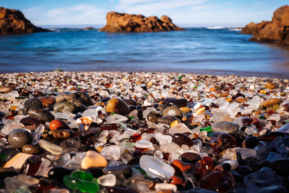 Glass Beach là một trong những bờ biển đá độc đáo nhất thế giới và được ví như là thánh địa Mecca cho người thu gom thủy tinh biển.