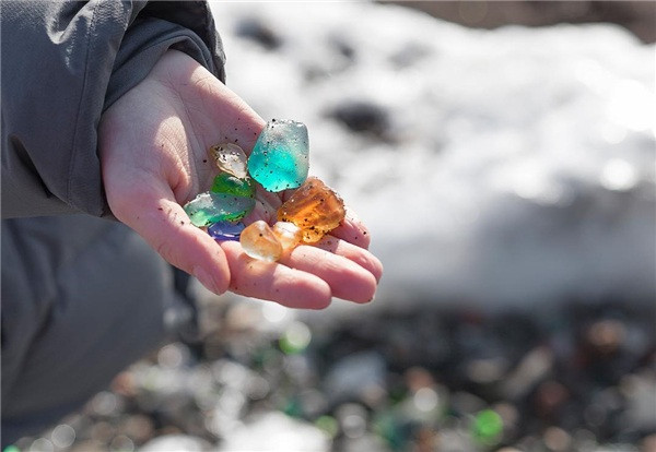 Sau nhiều thập kỷ trôi đi, những con sóng biến và thủy triều từ vịnh Ussuri biến mảnh vỡ từ thời Xô Viết thành những hòn đá thủy tinh tuyệt đẹp. Từ một nơi ô nhiễm chứa rác thủy tinh, Mẹ thiên nhiên đã biến lỗi lầm con người thành kỳ quan đáng chiêm ngưỡng.