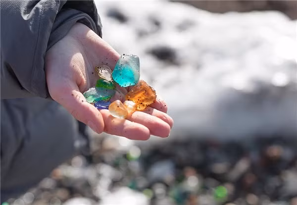 Sau nhiều thập kỷ trôi đi, những con sóng biến và thủy triều từ vịnh Ussuri biến mảnh vỡ từ thời Xô Viết thành những hòn đá thủy tinh tuyệt đẹp. Từ một nơi ô nhiễm chứa rác thủy tinh, Mẹ thiên nhiên đã biến lỗi lầm con người thành kỳ quan đáng chiêm ngưỡng.