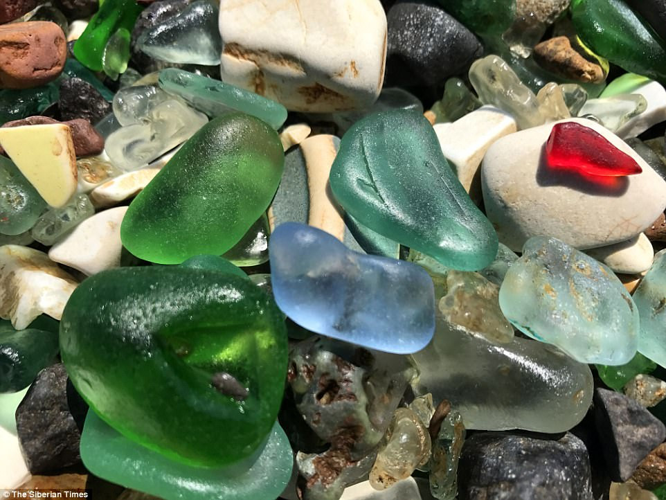 Tuy nhiên ngoài những viên đá được bào mòn như sỏi, tại bãi biển vẫn còn tồn tại những mảnh thủy tinh sắc nhọn nguy hiểm, khiến du khách đôi khi ''dè chừng'' không dám lại gần.