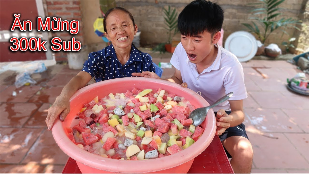 Mới đây nhất, Hưng Vlog - con trai bà Tân đã bị cơ quan chức năng lập biên bản xử phạt lần thứ hai về hành vi đăng tải video lên mạng xã hội vi phạm quy định của pháp luật. Hiện tại, kênh Youtube của Hưng đã bị khóa và tắt kiếm tiền.