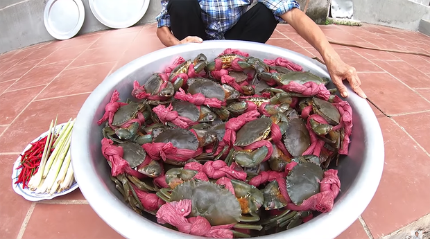 Sau đó, những lần ăn mừng ''quá lố'' của bà Tân vẫn tiếp tục được thực hiện, từ hấp nồi cua khủng đãi các cháu nhân dịp nhận lương lần đầu, cho đến làm nồi lẩu Thái siêu to khổng lồ mừng U23 Việt Nam chiến thắng,...