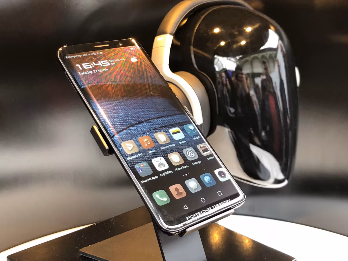 Trước đó, nhiều nguồn tin tiết lộ phiên bản Huawei Porsche Design mới sẽ có hệ thống 6 camera sau giống như Mate 40 Pro. Bgồm cảm biến chính có độ phân giải 50MP, camera góc siêu rộng 20MP f/1.8, camera tele 12MP f/3.4 ngoài ra còn có thêm một camera hỗ trợ lấy nét và cảm biến laser.