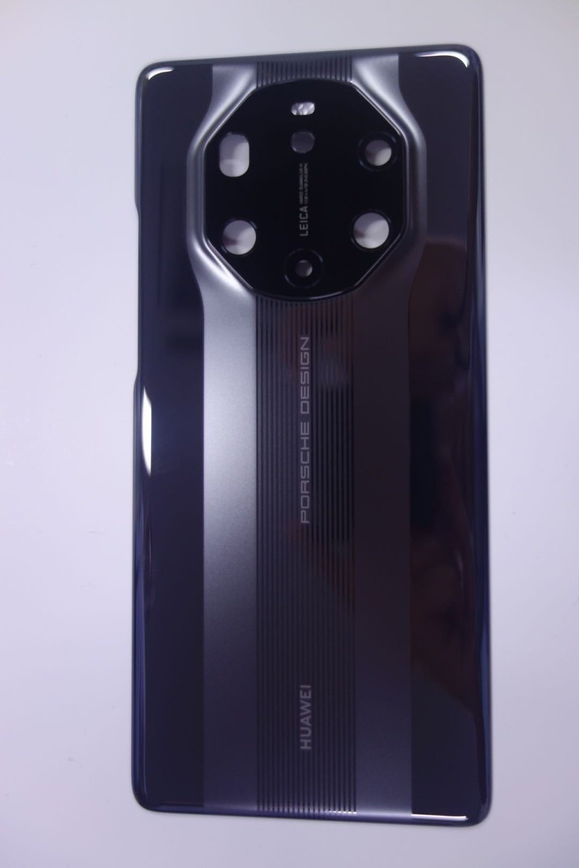 Về thiết kế điện thoại, giữa mặt lưng sẽ có hai đường thẳng kéo dài từ trên xuống dưới, chính giữa là logo Huawei và Porsche Design nằm trên dải sọc nhỏ hơn. Hai dải bên giống như nắp ca pô trên những chiếc siêu xe thể thao của Porsche.