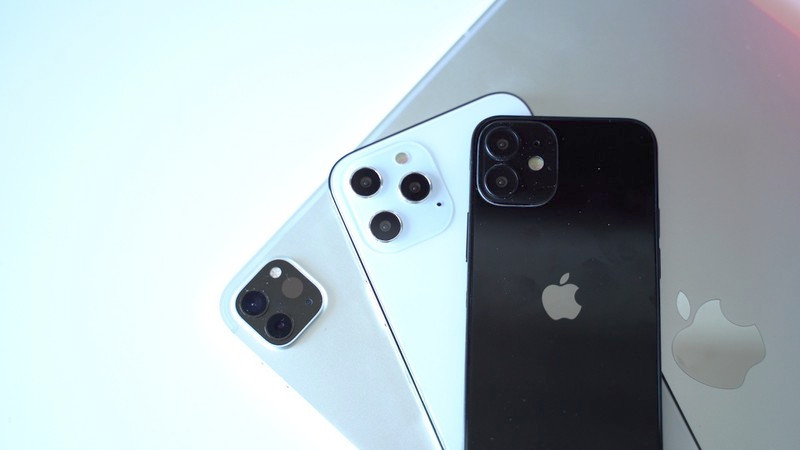 Ở một, hai ngày đầu mở bán, giá iPhone xách tay tại Việt Nam bị đội lên khoảng gấp rưỡi đến gấp đôi so với giá niêm yết của Apple, giá bán sau đó giảm dần. Tuy nhiên vài năm gần đây giá iPhone mới về Việt Nam giảm hẳn do Singapore được mở bán đồng thời với Mỹ, việc đi lại dễ dàng hơn.