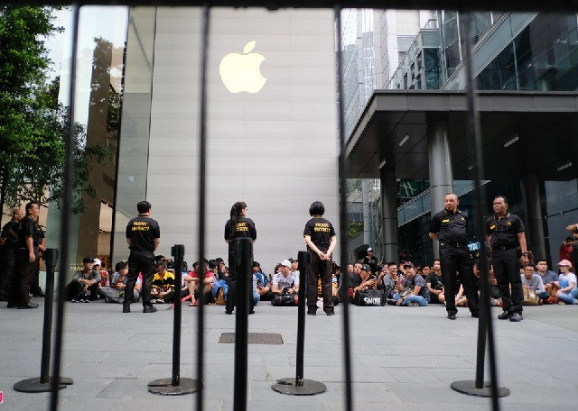 Trong khi đó, một số dân buôn khác dự đoán iPhone mới từ Hong Kong có thể sẽ về Việt Nam sớm hơn so với hàng Singapore, thậm chí có mức giá "dễ chịu" hơn.