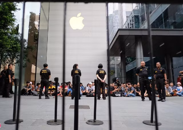 Trong khi đó, một số dân buôn khác dự đoán iPhone mới từ Hong Kong có thể sẽ về Việt Nam sớm hơn so với hàng Singapore, thậm chí có mức giá "dễ chịu" hơn.