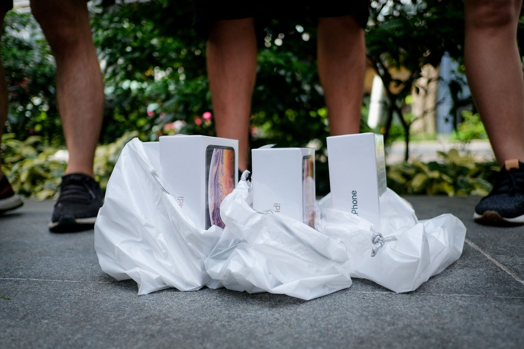 Do vậy, để đáp ứng nhu cầu của người mua, các cửa hàng thường nhập máy ở các thị trường Mỹ, Singapore, Úc, Hồng Kông về bán. Nguồn hàng này thường được gọi chung là hàng xách tay.