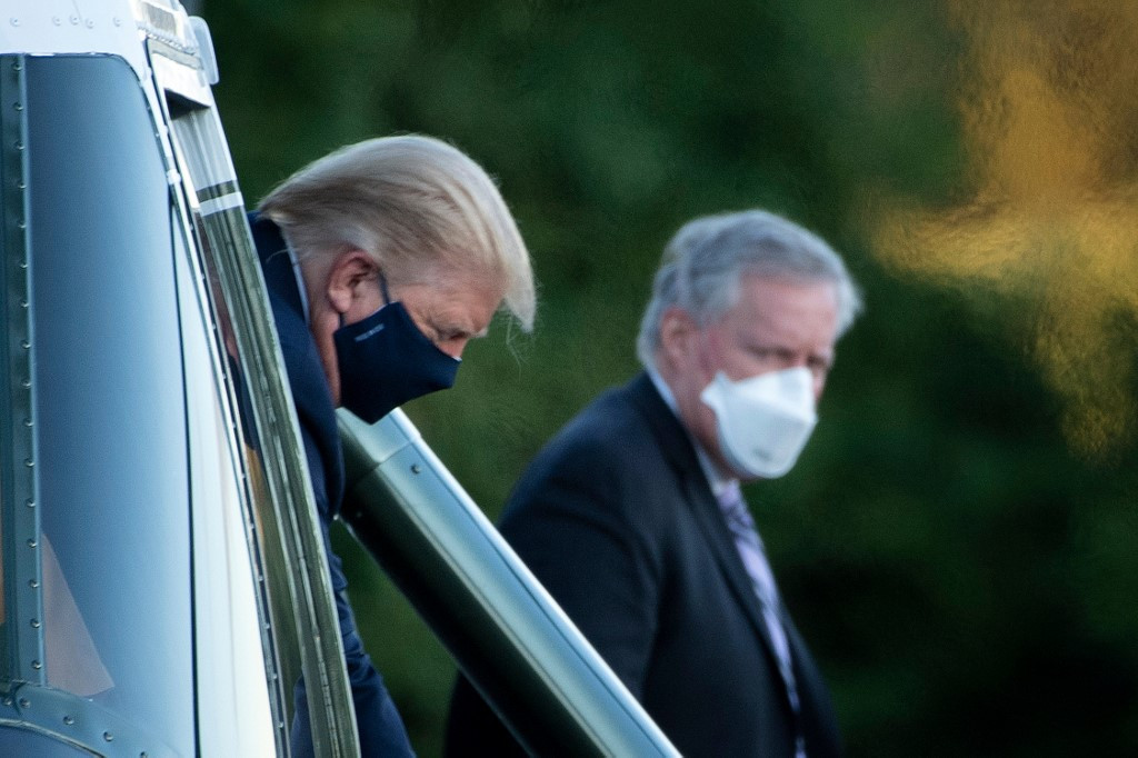 Tổng thống Trump từng xuất hiện tại bệnh viện Walter Reed và đeo khẩu trang khi ông thăm các binh sĩ được điều trị tại đây hồi tháng 7.