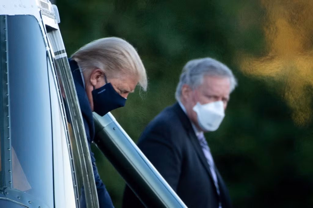 Tổng thống Trump từng xuất hiện tại bệnh viện Walter Reed và đeo khẩu trang khi ông thăm các binh sĩ được điều trị tại đây hồi tháng 7.