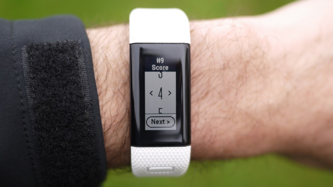 Một sản phẩm khác của Garmin là Approach X40 nhỏ gọn, màn hình đơn sắc tuy nhiên lại sở hữu các tính năng vượt trội. Khả năng đếm bước đi, khoảng cách và lượng calorie tiêu thụ nữa cảm biến đo nhịp tim, bạn có thể theo dõi tình hình sức khỏe của mình trong suốt quá trình chơi golf nhờ đồng hồ này.