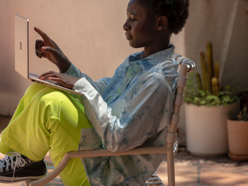 Dòng laptop Windows Surface rẻ nhất của Microsoft bắt đầu nhận đặt trước từ hôm nay và sẽ chính thức lên kệ từ ngày 13/10.