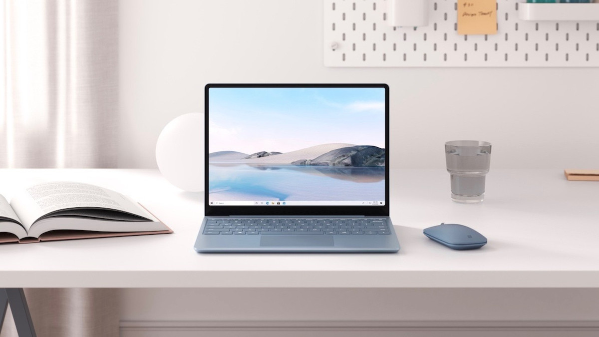 Máy không có thiết kế vỏ nhôm nguyên khối như Surface Laptop 3 mà chỉ còn vỏ trên bằng nhôm còn nửa dưới bằng nhựa. Với Surface Laptop Go, Microsoft trang bị màn hình kích thước 12,4 inch với độ phân giải 1536 x 1024 pixel, hỗ trợ cảm ứng đa điểm 10 ngón.
