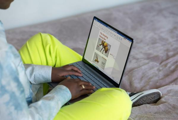 Con số này mang lại chất lượng hình ảnh nhỉnh hơn chất lượng 720p HD một chút, và cũng khiến đây trở thành chiếc Surface nhẹ nhất của Microsoft. Nó thậm chí còn nhẹ hơn cả chiếc MacBook Air và nhiều chiếc máy tính Chromebook cũng như Windows ở tầm giá này với cân nặng 1,1 kg..