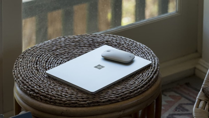 Chi tiết nữa bị loại bỏ đó là camera hồng ngoại, chỉ là webcam 720p thông thường, đồng nghĩa mất đi khả năng mở khóa khuôn mặt mà phải sử dụng vân tay tích hợp vào nút nguồn.