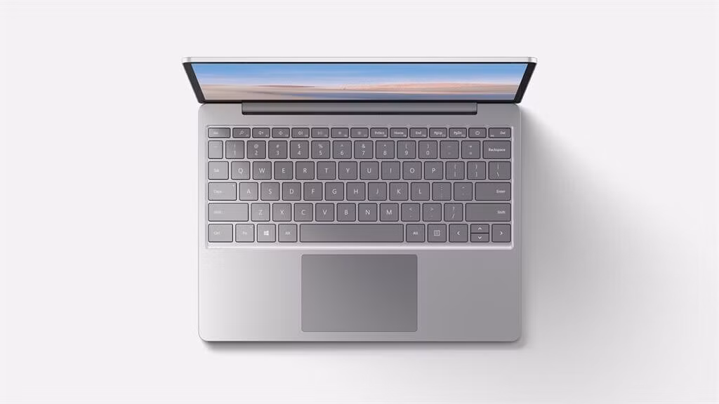 Tất nhiên vì có mức giá rẻ, phiên bản khởi điểm của Surface Laptop Go chỉ có 4 GB RAM và 64 GB bộ nhớ trong eMMC. May mắn thay, người dùng sẽ có tuỳ chọn nâng cấp lên RAM 8/16GB và SSD 128GB/256GB.