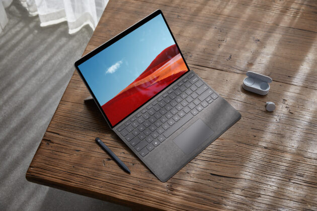 Microsoft sẽ tung ra thị trường Surface Laptop Go với ba phiên bản màu khác nhau là xanh, bạc và hồng nhạt.
