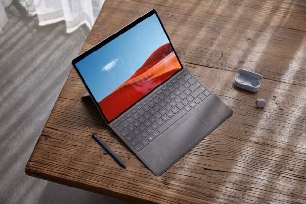 Microsoft sẽ tung ra thị trường Surface Laptop Go với ba phiên bản màu khác nhau là xanh, bạc và hồng nhạt.