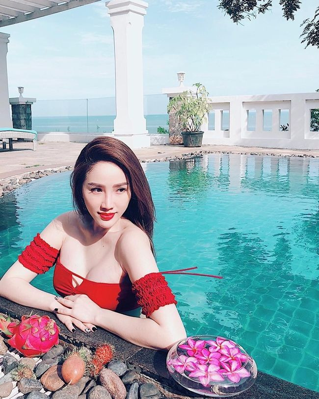 Bảo Thy hiện đã bước qua tuổi 32, nhan sắc ngày càng mặn mà và sự nghiệp thì không thể thăng hoa hơn. Nữ ca sĩ còn sở hữu thương hiệu mỹ phẩm riêng mang tên mình, thường xuyên đăng tải những hình ảnh du lịch, nghỉ dưỡng khiến nhiều người không khỏi ngưỡng mộ.