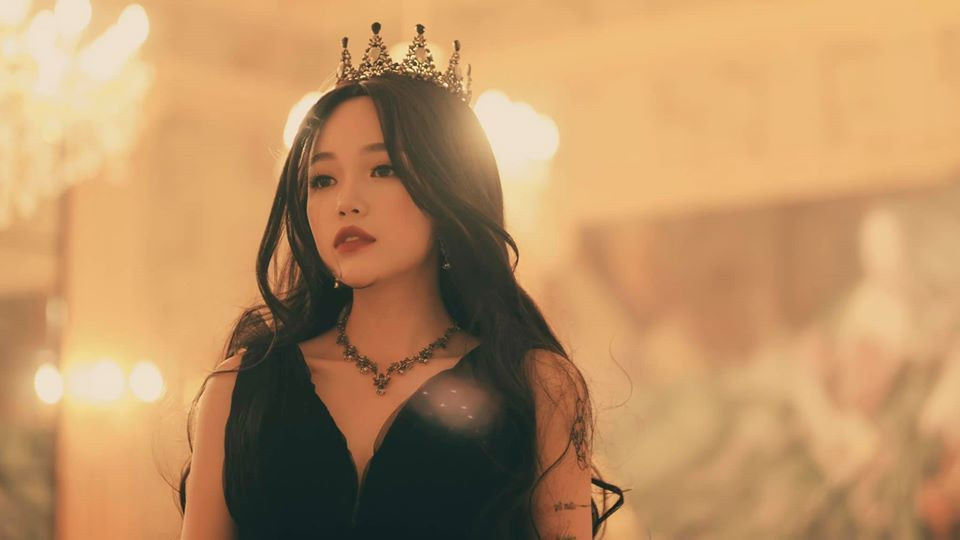 Đàm Tổng còn được biết đến là một Youtuber với lượt xem khủng khi những video cô nàng đăng tải trên kênh Youtube cá nhân đều thu hút triệu view. Linh Ngọc Đàm cũng khiến nhiều người nể phục khi còn thành công ở lĩnh vực kinh doanh với quán cafe mèo nổi tiếng tại Sài Gòn.