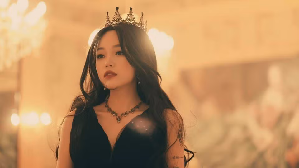 Đàm Tổng còn được biết đến là một Youtuber với lượt xem khủng khi những video cô nàng đăng tải trên kênh Youtube cá nhân đều thu hút triệu view. Linh Ngọc Đàm cũng khiến nhiều người nể phục khi còn thành công ở lĩnh vực kinh doanh với quán cafe mèo nổi tiếng tại Sài Gòn.