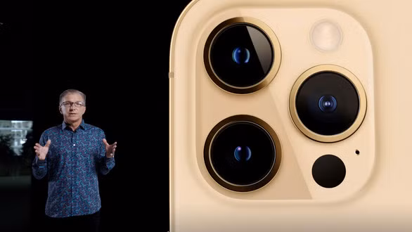 Bên cạnh đó, iPhone 12 mini/ iPhone 12 sở hữu những màu sắc hấp dẫn phù hợp dành cho hội chị em hay những người thích những màu sắc nổi bật còn với 4 màu basic trên dòng Pro thì phù hợp với hội "nghiêm túc" và thích đơn giản.