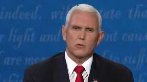 Khoảnh khắc một con ruồi đen đậu phía bên trái đầu ông Pence đang là hình ảnh được lan truyền nhiều nhất trên mạng xã hội. Có vẻ như Phó Tổng thống Pence không hề nhận ra sự hiện diện của vị khách không mời mà đến này.