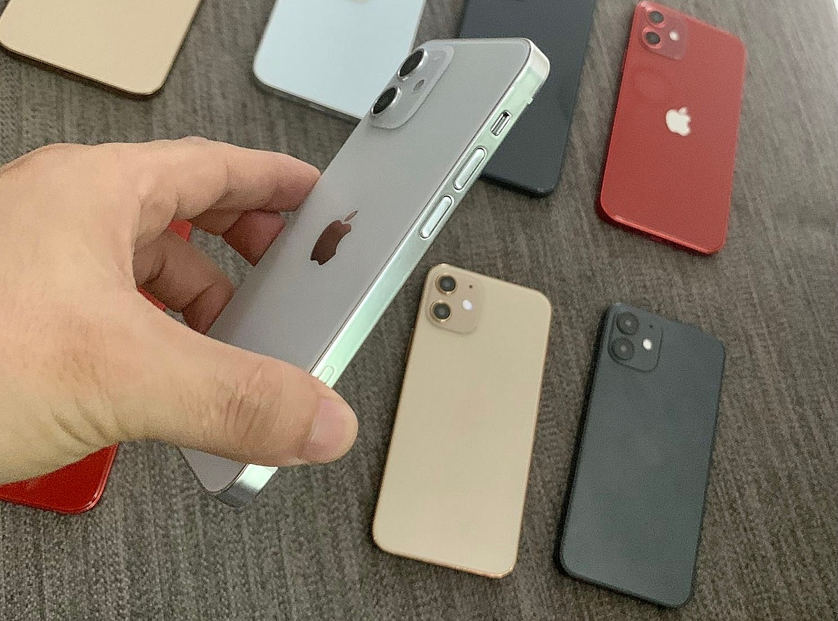 Trước đó, trên mạng xã hội từng xuất hiện loạt ảnh leak được cho là của iPhone 12 Pro khiến các dân mạng "đứng ngồi không yên" vì màu sắc siêu lung linh.