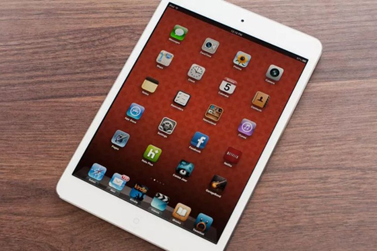 iPad mini thế hệ đầu tiên của Apple được trang bị chip A5, dung lượng lưu trữ tối đa 64GB và màn hình 1,024 x 768 pixel. Kể từ khi ra mắt, ‌dòng iPad‌ mini đã không thay đổi nhiều về thiết kế và phiên bản mới nhất hiện nay vẫn có màn hình viền dày ở mặt trước để chứa nút Home vật lý chứa cảm biến vân tay Touch ID.