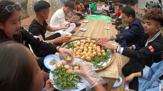 Ngoài ra, lần làm mâm trứng này của bà Tân được đánh giá là không thành công lắm khi số lượng trứng bị vỡ khá nhiều. Nhưng khi đem mâm trứng lên cho các cháu ăn, ai nấy đều khen ngon một cách khó hiểu