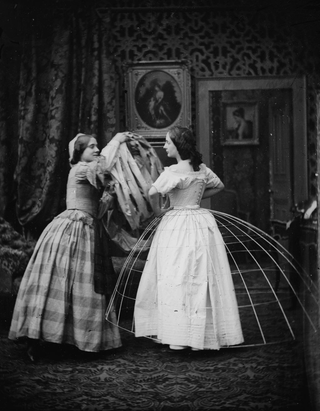 Tuy sang trọng, quyền quý nhưng càng về sau váy crinoline càng lộ ra nhiều nhược điểm ''chết người''.