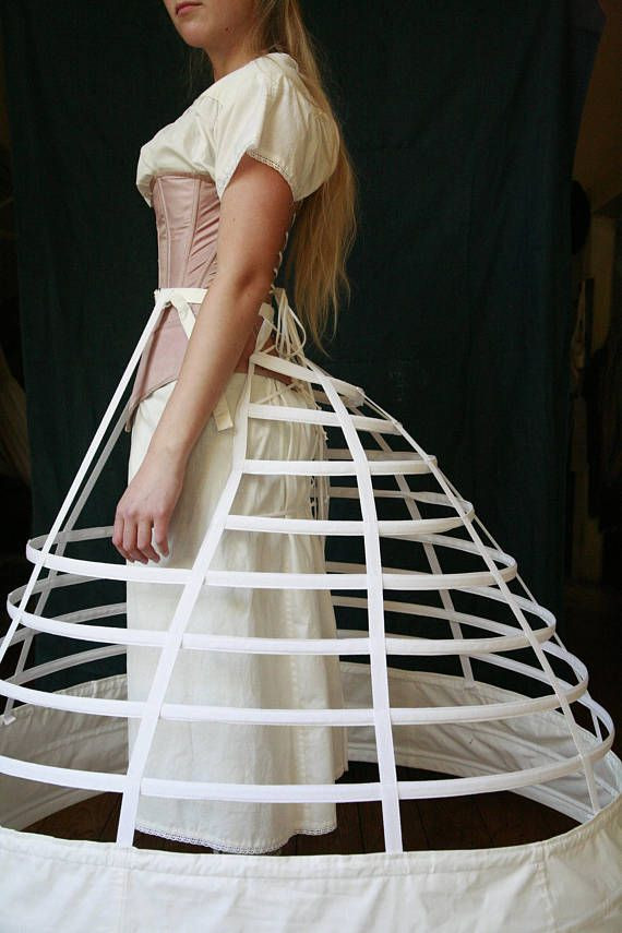 Cuối thế kỉ 19, những chiếc váy phồng đã "tuyệt chủng", sau đó trở lại vào năm 1920 nhưng với những phần váy nhỏ hơn, gọn gàng hơn. Ngày nay, chỉ còn những chiếc váy cưới hay dạ hội vẫn còn duy trì thiết kế phồng như thế này.