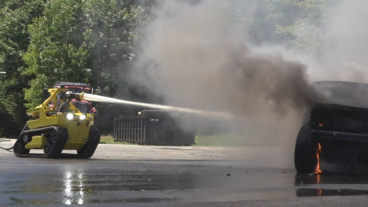 Trong một đoạn video, các nhân viên của sở đã mang robot tới hiện trường vụ cháy và thao tác.