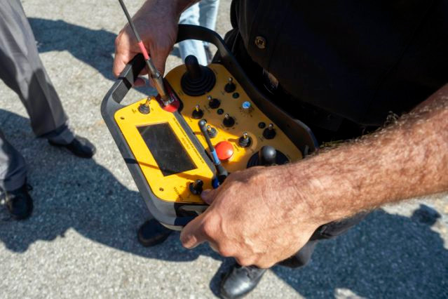 Người vận hành có thể điều khiển robot chữa cháy này từ xa mà không cần đến quá gần khu vực bị cháy bằng một thiết bị controller đeo trên bụng, stream hình ảnh video chỉ dẫn chất lượng HD.