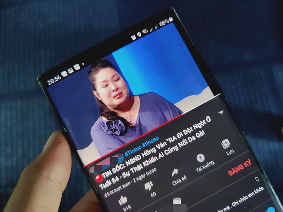 Cách đặt tiêu đề giật gân cũng được kênh YouTube T** *** 24H TV sử dụng để thu hút lượt xem với video "NSND Hồng Vân ra đi đột ngột ở tuổi 54 - sự thật khiến ai cũng nổi da gà". Dù cuối video đã đính chính, người xem vẫn không hài lòng với cách đặt tiêu đề này.