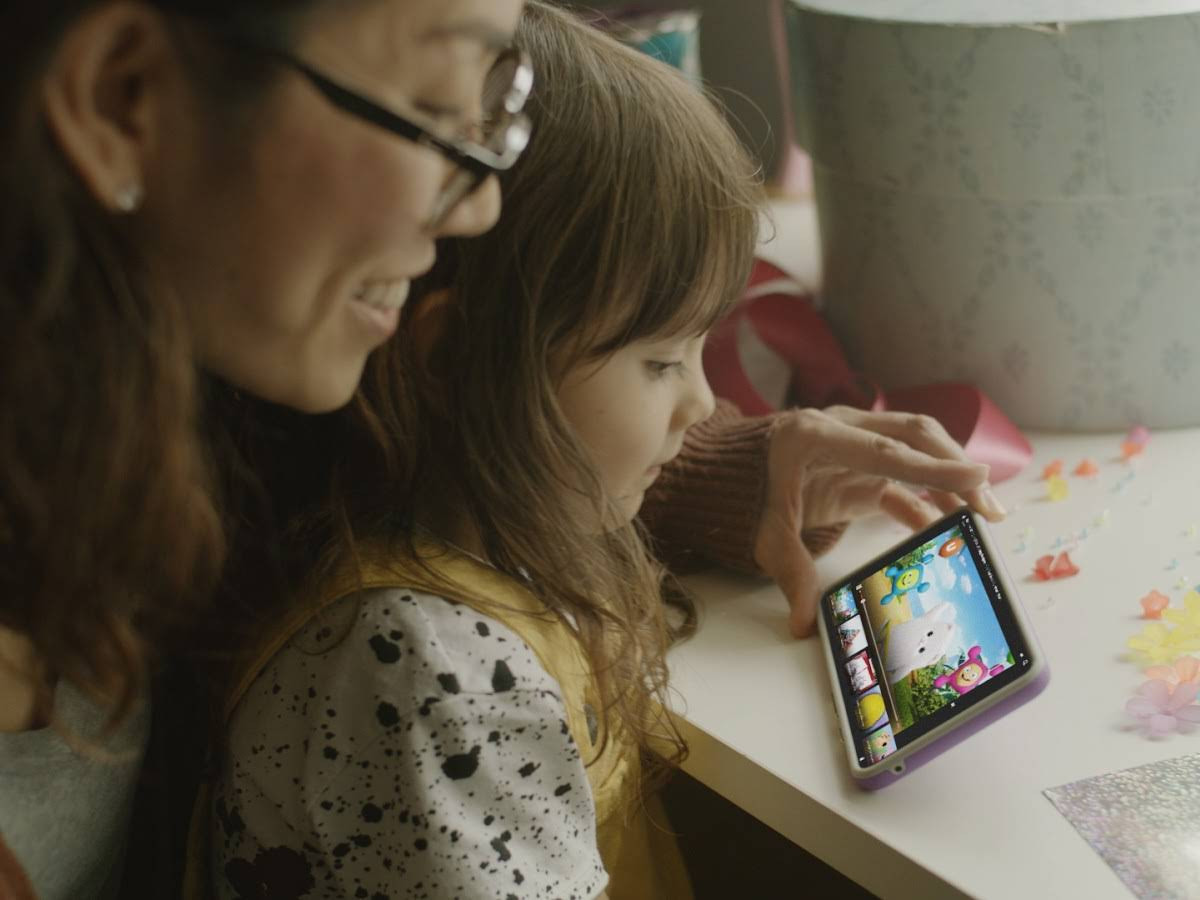 Rất khó để ngăn chặn triệt để những nội dung xấu trên Youtube . Chính vì vậy bố mẹ cần chủ động ngăn chặn con tiếp xúc với những nội dung độc hại này.