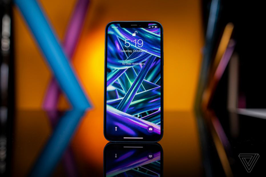 Năm nay, thế hệ iPhone mới sở hữu màn hình 6,1 inch vân có ''tai thỏ'', tuy nhiên được nâng cấp lên OLED thay vì màn hình LCD như thiết bị tiền nhiệm. Đặc biệt mặt kính là một sản phẩm lai giữa thủy tinh và gốmđược gọi là ''Ceramic Shield'', sử dụng các tinh thể gốm bên trong kính để cải thiện khả năng chống rơi so với iPhone 11.