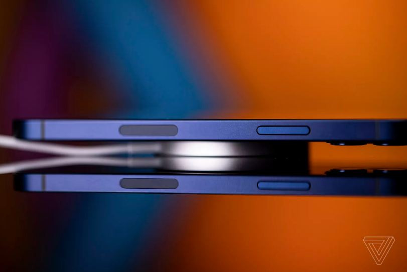 Trong tất cả những thay đổi mới mẻ trên iPhone 12, có lẽ MagSafe là thú vị nhất. Bộ sạc không dây nhỏ gọn cho phép người dùng sạc điện thoại lên đến 40% trong một giờ đồng hồ.