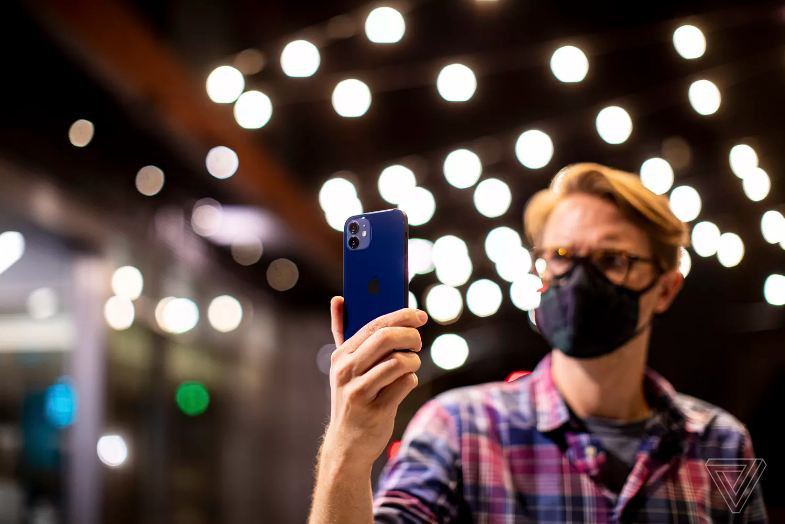 Về thời lượng pin và sức mạnh của con chip A14 Bionic được Apple hứa hẹn sẽ thiết lập những kỷ lục mới về hiệu suất., qua trải nghiệm thực tế không quá khác biệt so với iPhone 11.