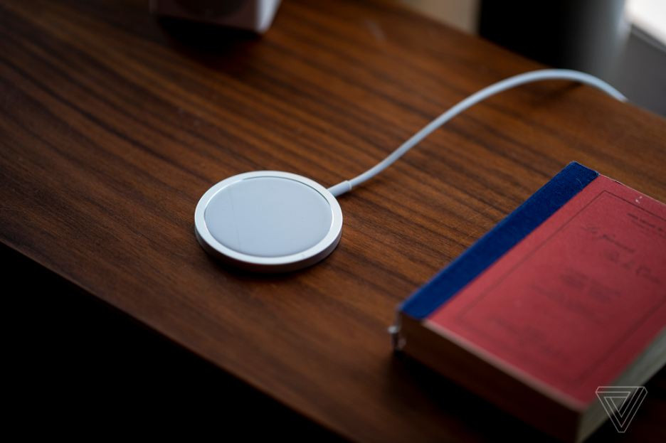 Tuy nhiên MagSafe không đi kèm iPhone 12 mà được Apple bán rời với giá khởi điểm là 19 USD.