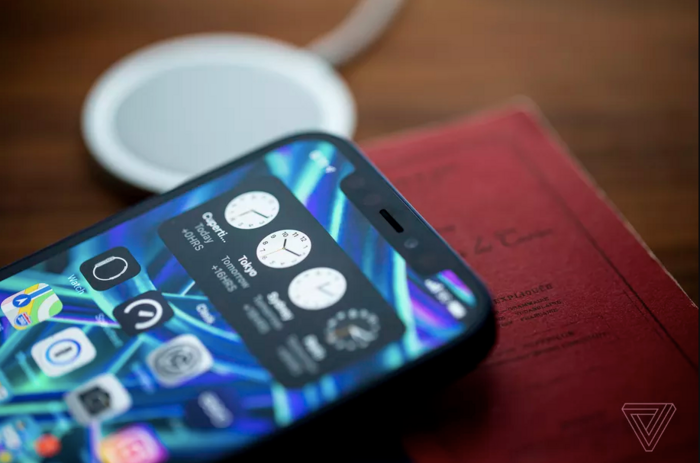 Phần tai thỏ vẫn là nơi chứa các cảm biến cần thiết cho vận hành của điện thoại cùng với đó là FaceID và camera selfie. Theo đánh giá của The Verge, chiếc iPhone 12 đầu tiên gây thất vọng bởi thiếu đi sự hiện diện của TouchID trong thời điểm dịch bệnh nguy hiểm.