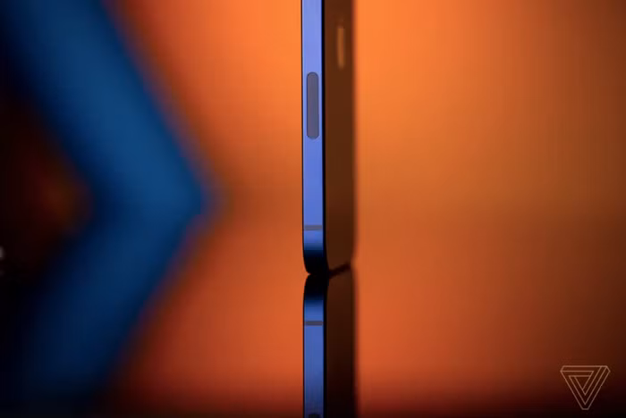 Nhìn kỹ có thể thấy sườn máy có những rãnh cắt đóng vai trò là ăng ten trong khi đó có một phần nhựa là ăng ten của Ultra Wideband.