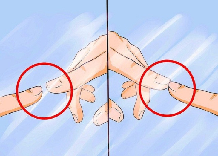 Trong trường hợp ảnh và ngón thật có thể chạm vào nhau, nhiều khả năng đó là gương 2 chiều. Tuy nhiên, cách làm này chỉ đúng một cách tương đối, vì chuyện ảnh thật có chạm ảnh ảo hay không còn phụ thuộc vào kích cỡ của tấm gương, góc độ treo gương và ánh sáng.